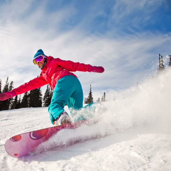 persoon op een snowboard in actie