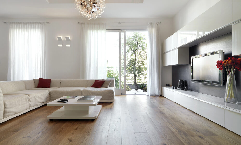 Moderne woonkamer met houten vloer en grote ramen