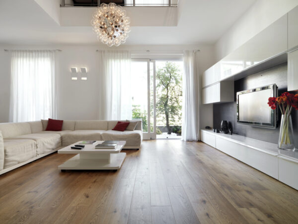 Moderne woonkamer met houten vloer en grote ramen